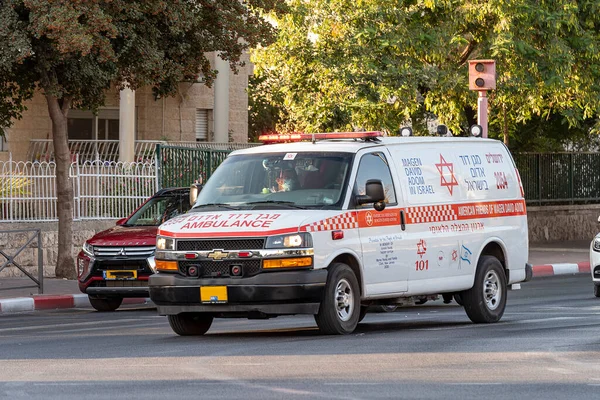 Kudüs İsrail Nisan 2021 Öğleden sonra Kudüs caddesinde bir ambulansın görüntüsü