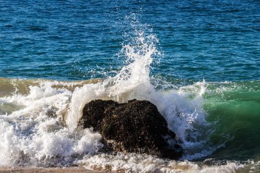 Malibu, California 'da kıyıda dalgalar kırılıyor. Arka planda Pasifik Okyanusu. 