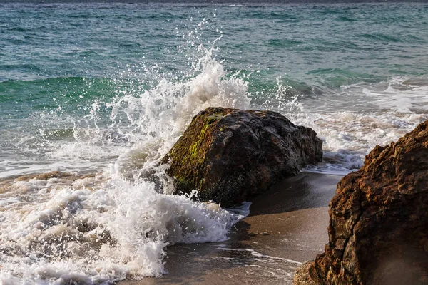 Wave Breaking Rock Shore Malibu California Pacific Ocean Background — Stock Photo, Image