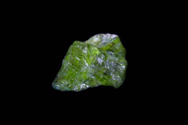 Siyah arka planda Pakistan 'dan çiğ yeşil Peridot. Ağırlık 4.16 gram (20.8 karat). Siyah arkaplanda fotoğraflandı. 