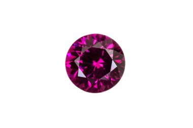 Nadir bulunan üzüm rengi yakut rengi, üst görünüm. 6.4 mm 'lik mermi, 1.35 karat. Hindistan 'dan. Beyaz arkaplan. 