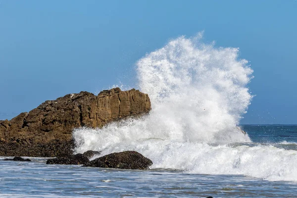 Giant Wave Breaking Large Rock Just Offshore Malibu California Spray — Stockfoto