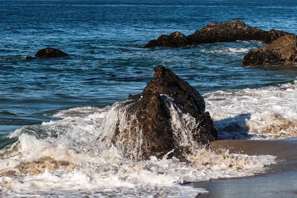 Water Draining Rock Exposed Low Tide Beach Malibu California Blue — Stock Photo, Image