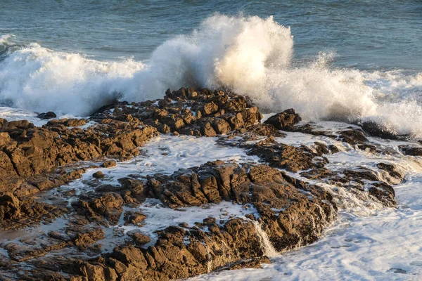 Wave Breaking Rocky Shore Low Tide Malibu California Spray Flying — Stockfoto