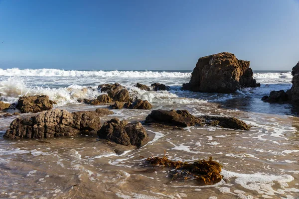 Rocky Beach Malibu California Waves Washing Shore Water Foam Seaweed — Stock Photo, Image