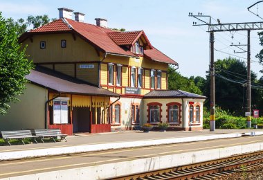 Svetlogorsk, Kaliningrad bölgesi, Rusya, 25 Temmuz 2021. Demiryolu terminalinin inşaatı. Tren istasyonunun eski ahşap bir binası..