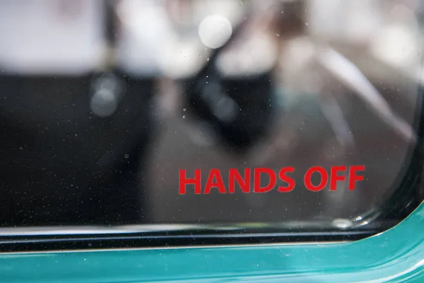 Vintage bir arabanın yan penceresinin yanal kısmi görüntüsü 