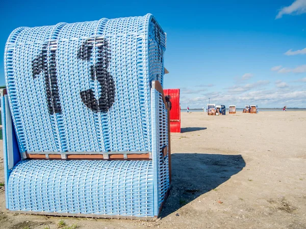 Achteraanzicht Van Een Lichtblauwe Strandstoel Aan Duitse Noordzeekust Zomer Tegen — Stockfoto