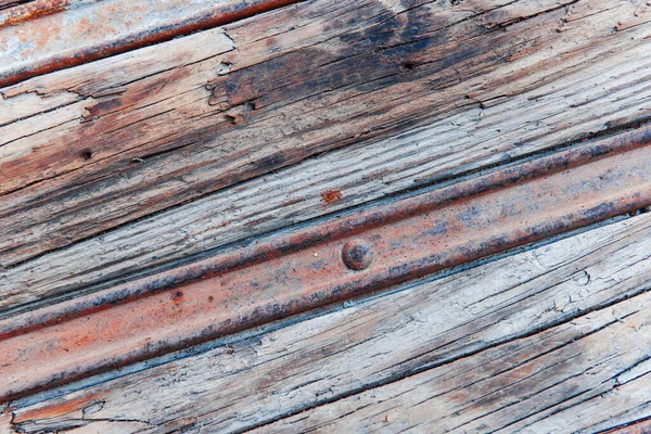 Formatfüllende Ansicht Einer Rostigen Metallschiene Verwitterten Holz Einer Schrägen Ansicht — Stockfoto