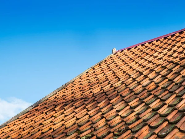 Šikmý Boční Pohled Šikmou Střechu Pokrytou Pásovým Oparem Spodním Pohledu — Stock fotografie