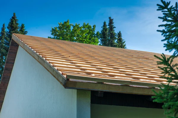 Pohled Střechu Připravenou Pro Pásové Opasky Proti Modré Obloze — Stock fotografie