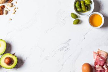 Keto diyet malzemeleri beyaz mermer kaplama çerçeve, kopyalama alanı. Ketogenik gıda konsepti.