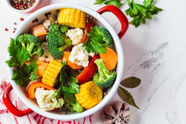 Brokoli, mısır, karnabahar, biber ve tatlı patatesli vejetaryen çorbası. Sağlıklı gıda konsepti..