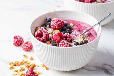 Mısır gevreği, hindistan cevizi ve kenevir tohumu, beyaz mermer arka plan. Vejetaryen gıda konsepti.