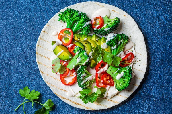 Tortilla Vegana Con Brócoli Aguacate Aderezo Tahini Sobre Fondo Azul —  Fotos de Stock