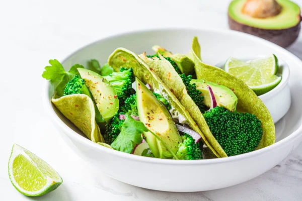 Grüne Vegane Tacos Mit Brokkoli Avocado Und Grünem Fladenbrot Einer — Stockfoto