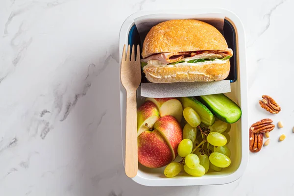 Gesundes Büroessen Ausgewogenes Essen Lunchbox Truthahnsandwich Und Obst Draufsicht Weißer — Stockfoto