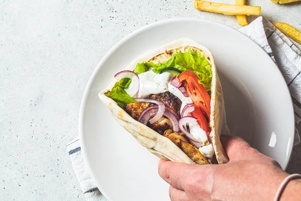 Mano Sostiene Giroscopios Pollo Con Verduras Papas Fritas Salsa Tzatziki —  Fotos de Stock