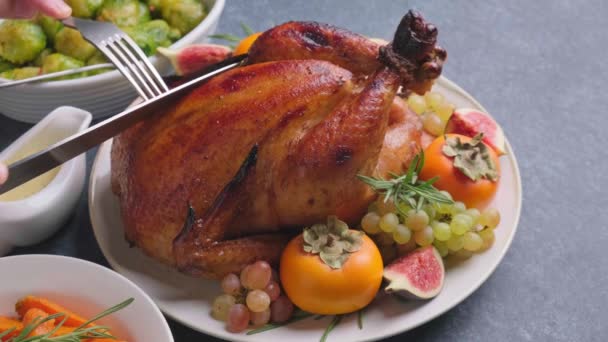Geroosterde hele kip geserveerd met fruit op bord op donkere achtergrond. Kerst of Thanksgiving food concept. — Stockvideo
