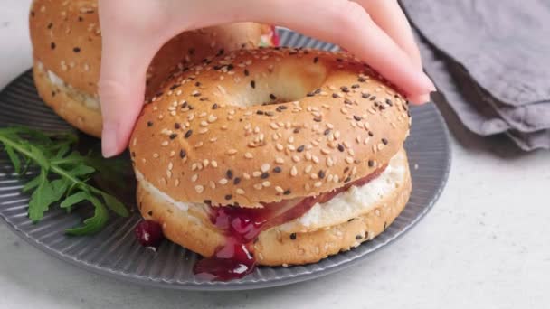 Thanksgiving food concept. Bagel sandwich with turkey and cranberry sauce on gray plate. — Stock Video