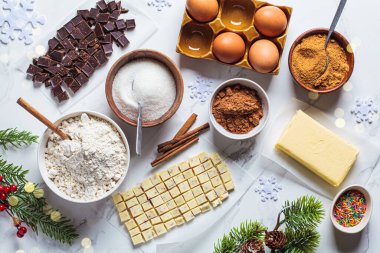 Noel kurabiyesi ya da kek pişirmek için gerekli malzemeler, düz yatak, üst manzara..