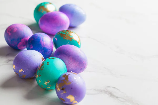Easter Eggs Purple Blue Golds White Marble Background Copy Space — Stock Photo, Image