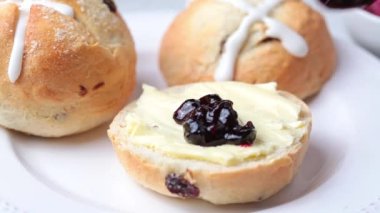 Eller paskalya çöreği pişiriyor kuru üzüm, tereyağı ve reçel ile.