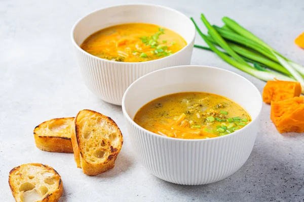 Homemade Broccoli Cheddar Сирний Суп Зеленою Цибулею Білій Чаші Сірий — стокове фото