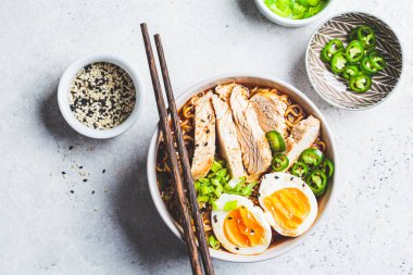Tavuklu ve yumurtalı Asya erişteli ramen çorbası. Japon gıda konsepti.