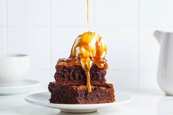 Pila Cuadrados Brownie Con Una Cucharada Helado Caramelo Fondo Blanco —  Fotos de Stock