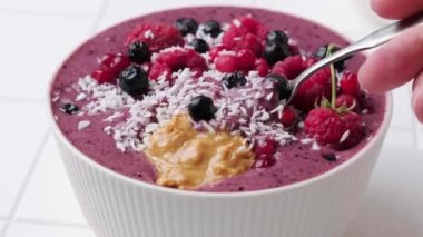 Ahududu, fıstık ezmesi ve beyaz fayanslı Hindistan cevizi karışımı.. 