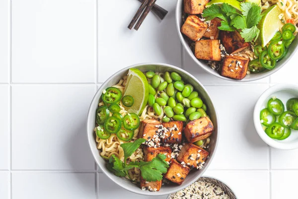 Vegane Nudelramensuppe Mit Mariniertem Tofu Edamamen Bohnen Und Paprika Einer — Stockfoto