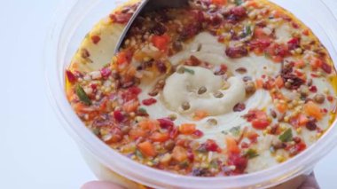 Kaşıkla baharatlı humus yemek. Vejetaryen gıda konsepti.