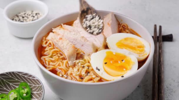 Asijské nudle polévka ramen s kuřecím masem a vejce v šedé míse. — Stock video