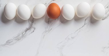 Beyaz mermer arka planda beyaz çiğ tavuk yumurtası deseni.