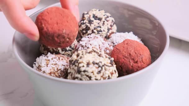 Trufas hechas de frutos secos, semillas, cacao, dátiles y polvo de superalimentos. — Vídeo de stock