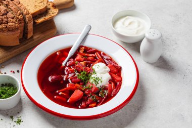 Pancar çorbası, sarımsaklı, ekşi kremalı ve dereotlu çorba. Rus ya da Ukrayna mutfağı kavramı.