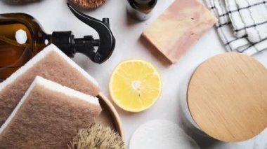 Eko ev temizlik aksesuarları. Doğal fırçalar, süngerler ve organik temizlik ürünleri. Sıfır atık.