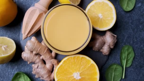 姜汁和橙汁的免疫力。杯子和配料中的水果冰沙. — 图库视频影像