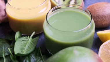 Sarı mangolu smoothie ve yeşil ıspanaklı smoothie.. 