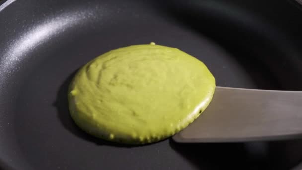 Freír panqueque matcha verde en sartén. Concepto de cocina vegana. — Vídeo de stock