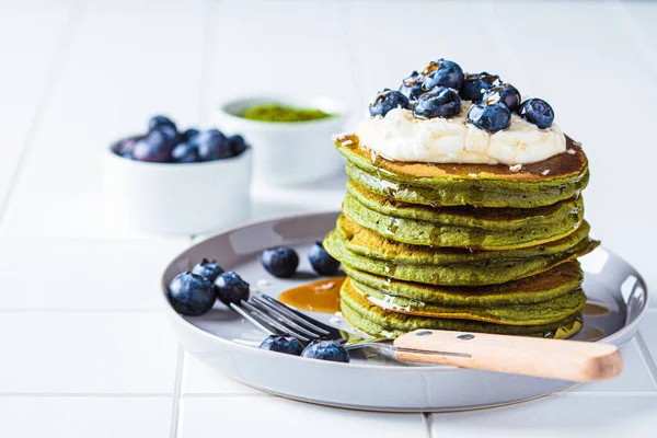 Matcha Gröna Pannkakor Med Kokos Grädde Blåbär Och Lönnsirap Vit — Stockfoto