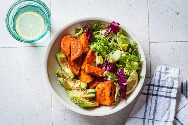 Gebakken Zoete Aardappelschijfjes Met Avocado Groene Salade Bovenaanzicht Gezond Voedingsconcept — Stockfoto