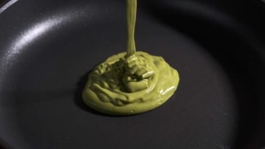 Kızarmış yeşil kibritli krep, siyah tavada. Vejetaryen yemek konsepti.