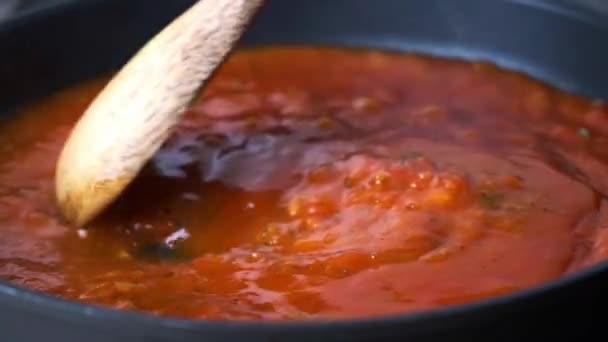 Kızartma tavasında domates sosu pişirmek, yakın çekim. İtalyan mutfağı kavramı. — Stok video
