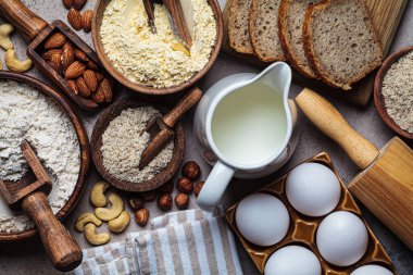 Farklı türde fındık unu - badem, fındık, kaju ve keto pişirme malzemeleri, koyu arkaplan. Glütensiz konsept.