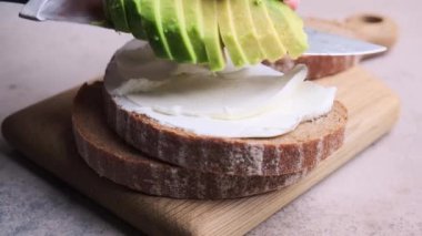 Kahvaltıda avokado ve krem peynirli tost yapıyorum..