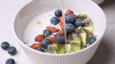 Kahvaltı hazırlıyorum. Çilekli, kivili, fındıklı ve chia tohumlu süzme peynir..