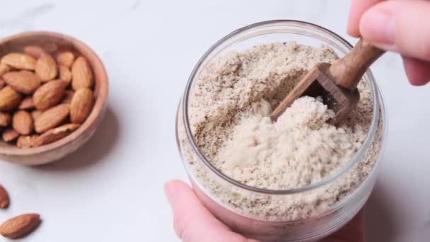 Mąka migdałowa w szklanym słoiku. Mąka z orzechów alternatywnych. — Wideo stockowe