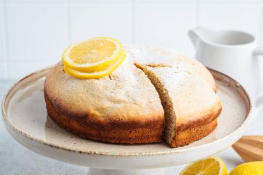 Geleneksel limonlu pudra şekerli kek..